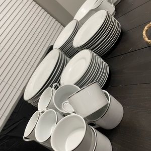Dinnerware set